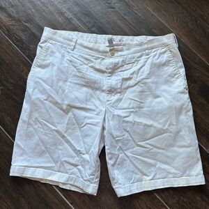 Izod Men's White Flat Front Shorts